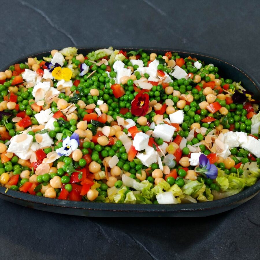 Salade de petits pois, dressage à l'ardoise