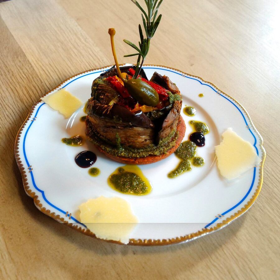 Entrée à l'assiette, timbale de légumes